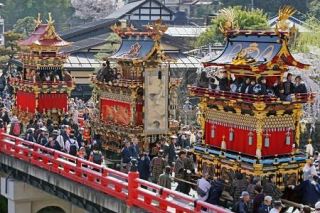 「春の高山祭」開幕　豪華屋台１１台が城下町を彩る