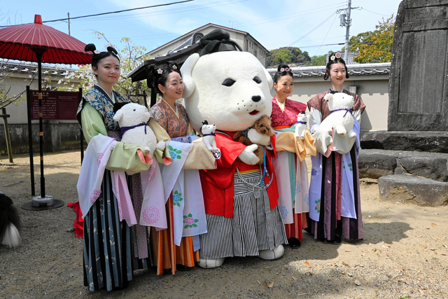 和装のワンコずらり　偉人の愛犬ゆかりの寺で新スタイルの稚児行列