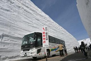 「アルペンルート」全線開通　北アルプス・立山に雪壁