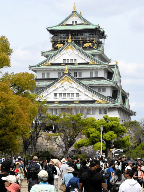 海外客でにぎわう大阪城、昨年度240万人　来春から入城料値上げへ