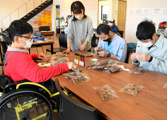 パンや焼き菓子、手芸品も　ハンディある人たちが三重県庁でマルシェ