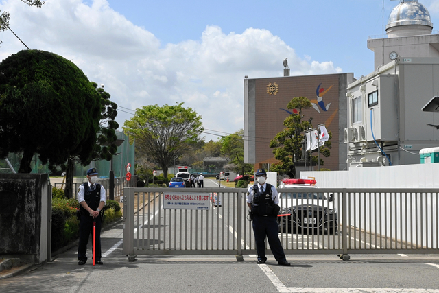 登校時間帯の中学校で校舎昇降口に車が突っ込む　けが人なし　茨城県