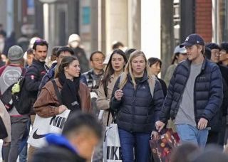 ３月訪日客、初の３百万人超　四半期で消費１・７兆円