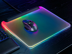 盤面全体が鮮やかに光る世界初のマウスパッド「Firefly V2」がRazerから登場