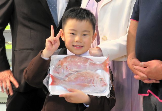 「入学おめでタイ」　鹿児島で新小学1年生に珍プレゼント