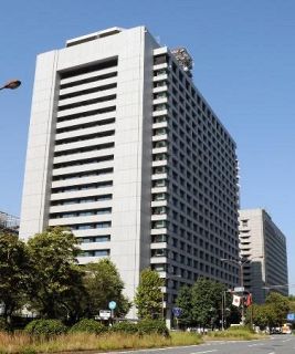 大型中型にＡＴ免許導入へ　トラックやバス、警察庁