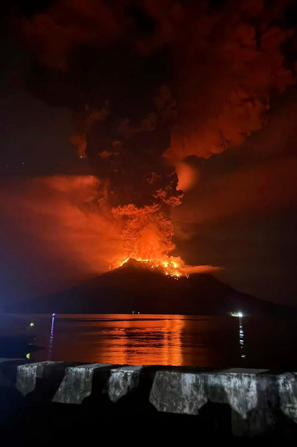 インドネシア中部の火山で大規模噴火　1万1千人以上に避難呼びかけ