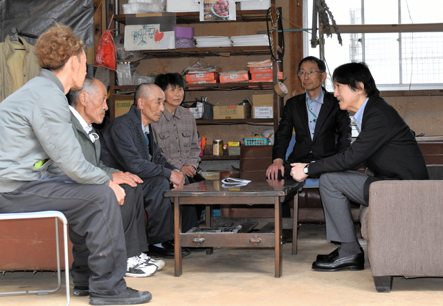 秋篠宮さま、能登地震で被災した農家と懇談　めがねかけ見入る姿も