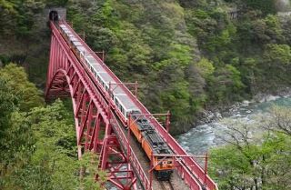 黒部峡谷トロッコ電車が運行再開　車窓から北アルプスの絶景