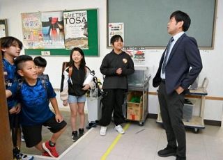 高知県内の全１３校が再開　四国震度６弱、ＪＲも復旧