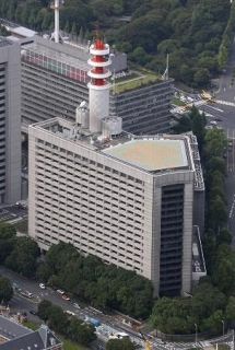 東京・渋谷で警察官が車に発砲　１人を現行犯逮捕、けが人も