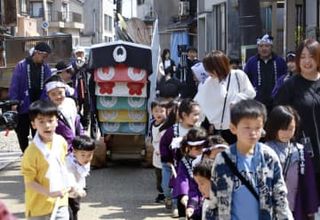 能登に響く祭りばやし、復興願う　子ら練り歩き「ちょんこ山祭り」