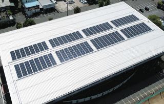 太陽光発電＋蓄電池＋EV　避難所に再エネ　マイクログリッド　狭いエリアで電力融通