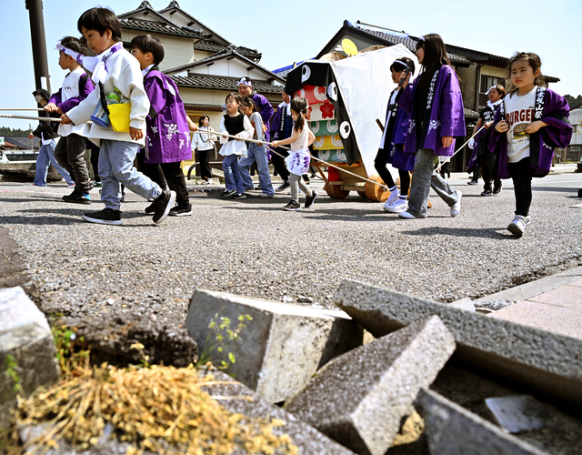 被災した町に響く子どものかけ声　能登の春祭、地震前と違う形で開催