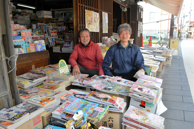 店先に本を平積み　ドライブスルーの客も　和歌山の本屋、難点は雨