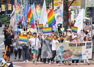 渋谷で1万5000人が虹色のパレード　性の多様性訴え、30周年の節目に「変わるまで、あきらめない。」