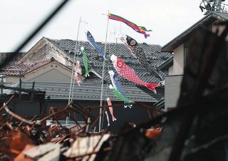 焼け跡に鮮やかこいのぼり　輪島朝市通りに復興願って　地元有志ら「被災地に心を寄せて」