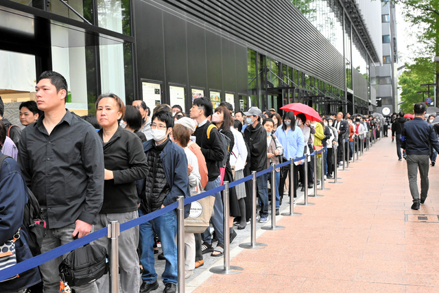 名古屋・栄の「中日ビル」が開業　500人が行列、有休取った人も