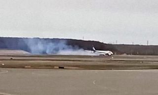 新千歳着陸の全日空機がトラブル　機体から煙、油圧系オイル漏れか