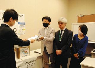 処理水の海洋放出の停止を求めて署名18万筆超　市民団体が政府に提出　処分方法の見直しを訴え