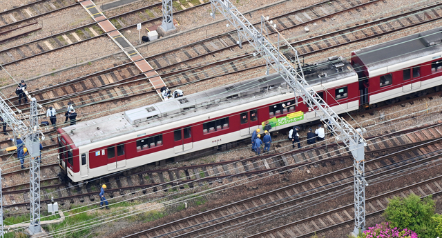 近鉄の列車が脱線、乗客降ろして車庫に向かう途中　大和西大寺駅近く