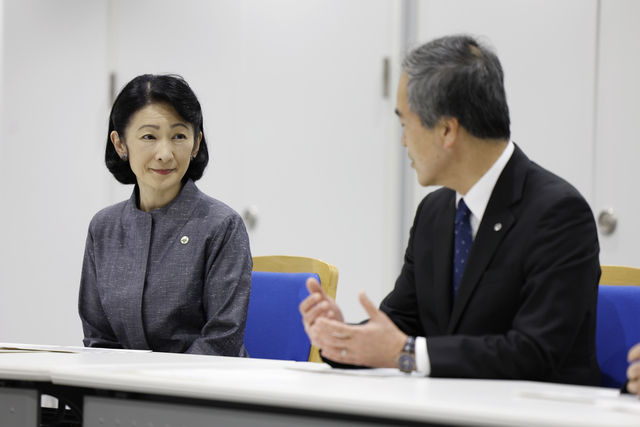 秋篠宮妃紀子さま、金沢大など訪問 避難の子に絵本読み聞かせも