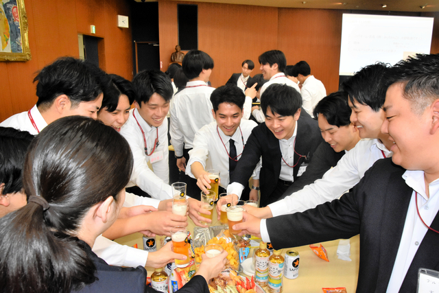 新社会人は飲み会に不慣れ？ 千葉の銀行、新入行員に酒席マナー講座