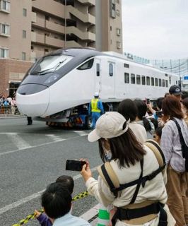 台湾特急に５万人のファン、山口　日立製の車両、陸送で見学会