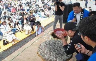 高知・香南「どろめ祭り」　酒豪自慢、飲みっぷり競う