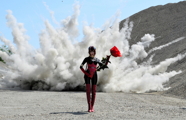 ロケの聖地で爆破体験　コスプレ姿のモデル「衝撃と熱さに興奮」