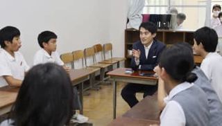 史上最年少の芦屋市長、就任1年　「市民と対話し良い学校つくる」