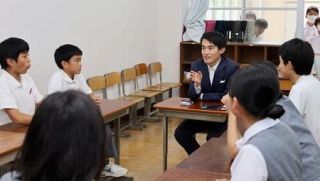 史上最年少の芦屋市長、就任１年　「市民と対話し良い学校つくる」