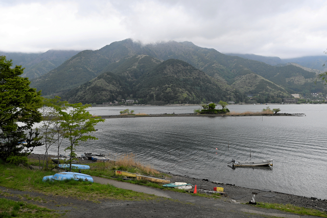 河口湖に「道」出現、六角堂の島まで地続きに　昨秋以降の少雨原因か