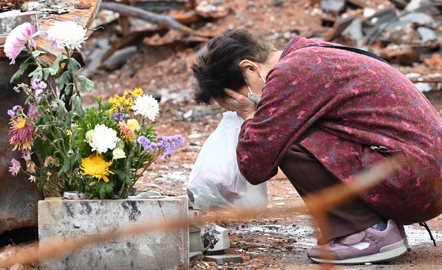 地震から4カ月「街づくりの見通し立たない」　輪島朝市に追悼の花束