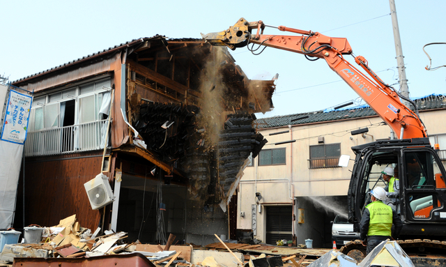 能登半島地震４カ月　解体終了は想定の1％以下、建物の未登記が壁に