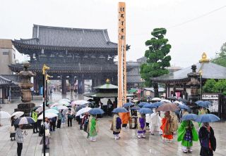 川崎大師、10年に1度の大開帳始まる　特別な「赤札」求め、前回は200万人が参拝　31日まで