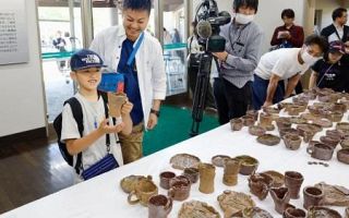 福島第１原発事故後、初の窯出し　「大堀相馬焼」の物産会館