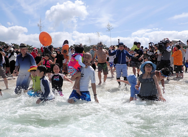 もう海開き、ティラノもペンギンも満喫!?　和歌山県白浜町の白良浜