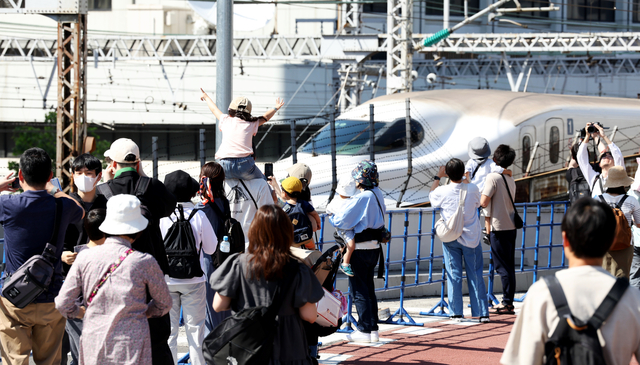 いつもは自動車専用、きょうは銀座をスカイウォーカー　新幹線も並走