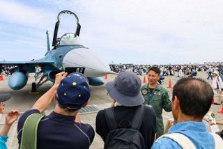 岩国基地で「日米親善デー」　オスプレイなど航空ショー参加