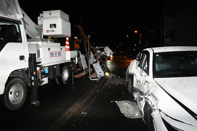 80代運転の車が追突事故、電柱2本折れる　骨折の男性「怖かった」