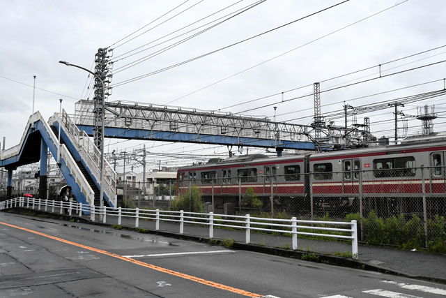 京急線回送電車に2人ぶつかり3歳女児死亡　母子で歩道橋から転落か