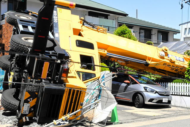 名古屋の住宅街でクレーン車横転、けが人なし　周辺は一時停電に