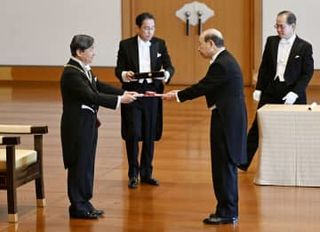 皇居・宮殿で大綬章親授式　大谷直人前最高裁長官ら