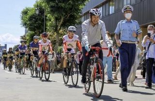 自転車ヘルメット、着用率１３％　国家公安委員長、働きかけ強化を