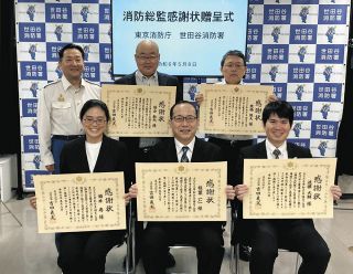 京王線車内で突然、倒れた男性に「大丈夫ですか」　救命法を学んだ5人が連携プレー　AEDで命を救い感謝状