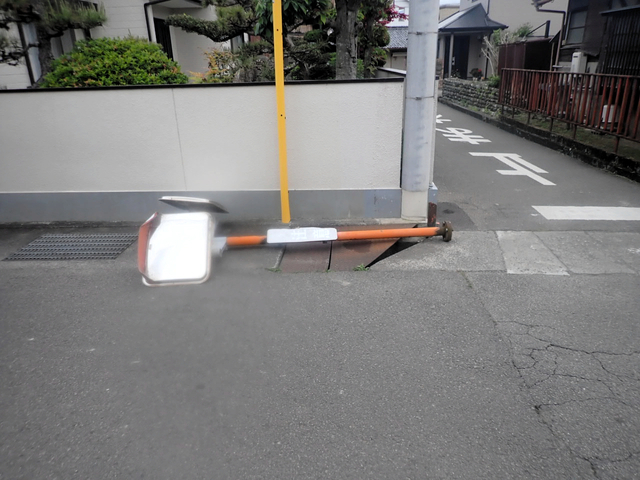 カーブミラー倒れて小学生けが　根元が腐食、市が把握しテープで補強