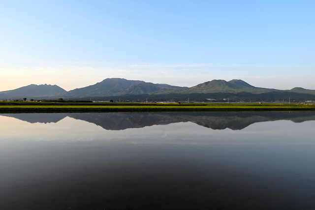 熊本・阿蘇の「逆さ涅槃」　田んぼの水鏡にくっきり