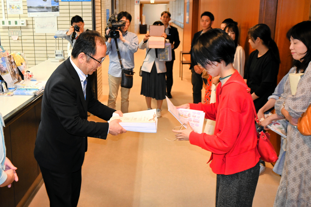 核のごみ「文献調査、受け入れないで」　玄海町長宛て署名など相次ぐ