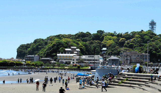 江ノ島に現れた「トンボロ」って？　観光客、橋を使わず島に「上陸」